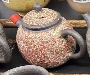 Глиняный чайник дровяного обжига "Самоцвет" мастера Гао Юэ из Цзиндэчжэнь. Цена: 57 090 ₽ руб.