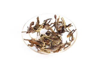 Белый чай Белый пуэр 2021 г. "Буланшань гу шу юэгуан бай" (Лунный свет с гор Булан с многовековых деревьев)