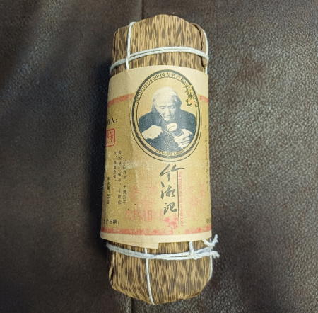 Чёрный чай (хэйча) - Хэйча 2014 года в бамбуковом листе 200 г, 