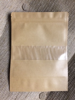 Бумажные пакеты с окошком и замком (17 см на 23,5 см). Цена: 70 ₽ руб.