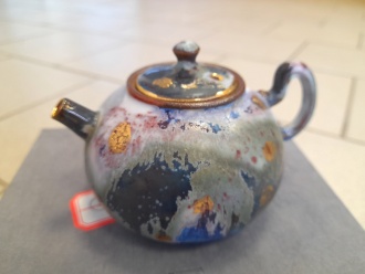 Глиняный чайник ручной работы "Воспоминание" мастера Хуан Жунхуа в стиле Сино. Цена: 13 000 ₽ руб.