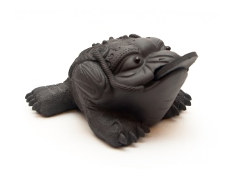 Чайная игрушка «Трёхлапая жаба богатства глиняная». Цена: 1 350 ₽ руб.