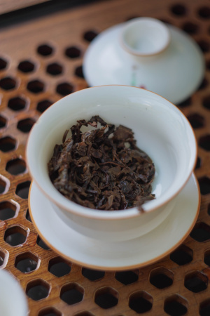 Прессованный шэн пуэр - Шэн пуэр 2002 г. "Международная выставка чая Пуэр" завода "Тай Лянь", 400 г, 