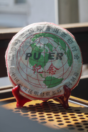 Прессованный шэн пуэр - Шэн пуэр 2002 г. "Международная выставка чая Пуэр" завода "Тай Лянь", 400 г, 