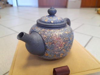Глиняный чайник ручной работы "Разноцветье" мастера Гао Юэ из Цзиндэчжэнь. Цена: 54 840 ₽ руб.