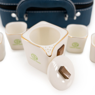 Походный сервиз с кейсом на 4 персоны "Чайная Линия" Походный сервиз с кейсом на 4 персоны "Чайная Линия". Цена: 6 450 ₽ руб.